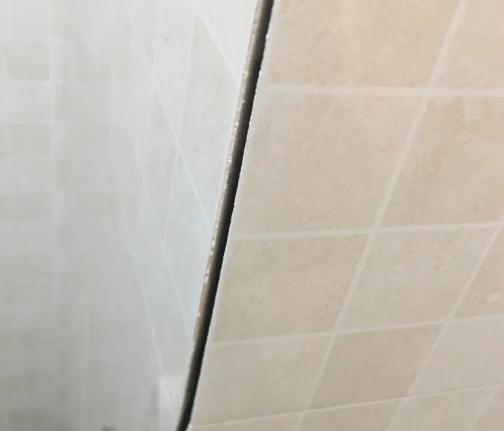 广平瓷砖空鼓维修公司分享阳台瓷砖脱落的修复过程可以分为以下几个步骤